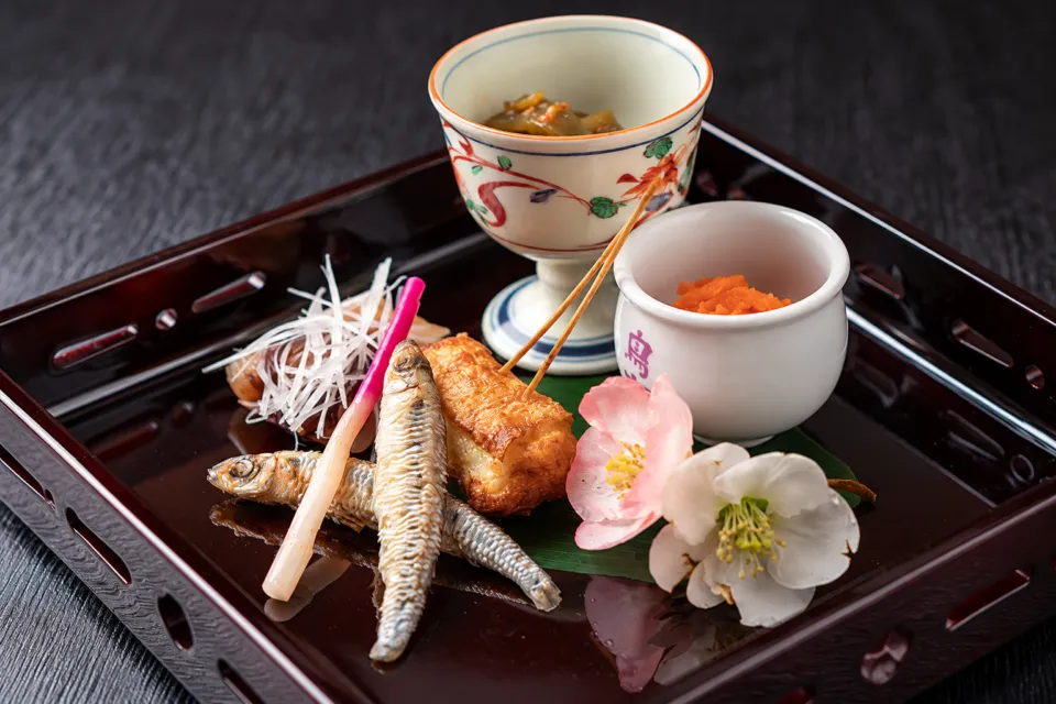 日本料理 鳥吉の前菜の盛り合わせ