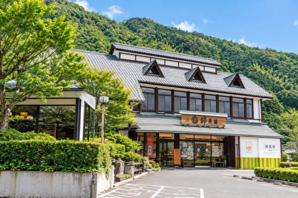錦果楼の店舗正面の瓦屋根と入口