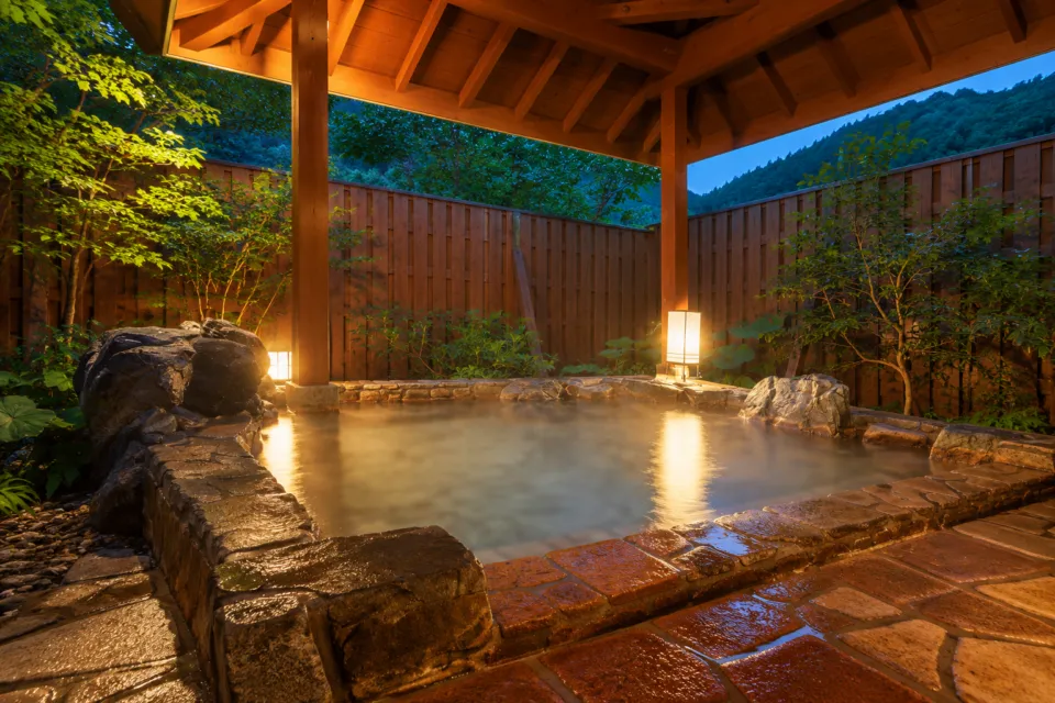 野の花 焼山荘の屋根のある露天石風呂