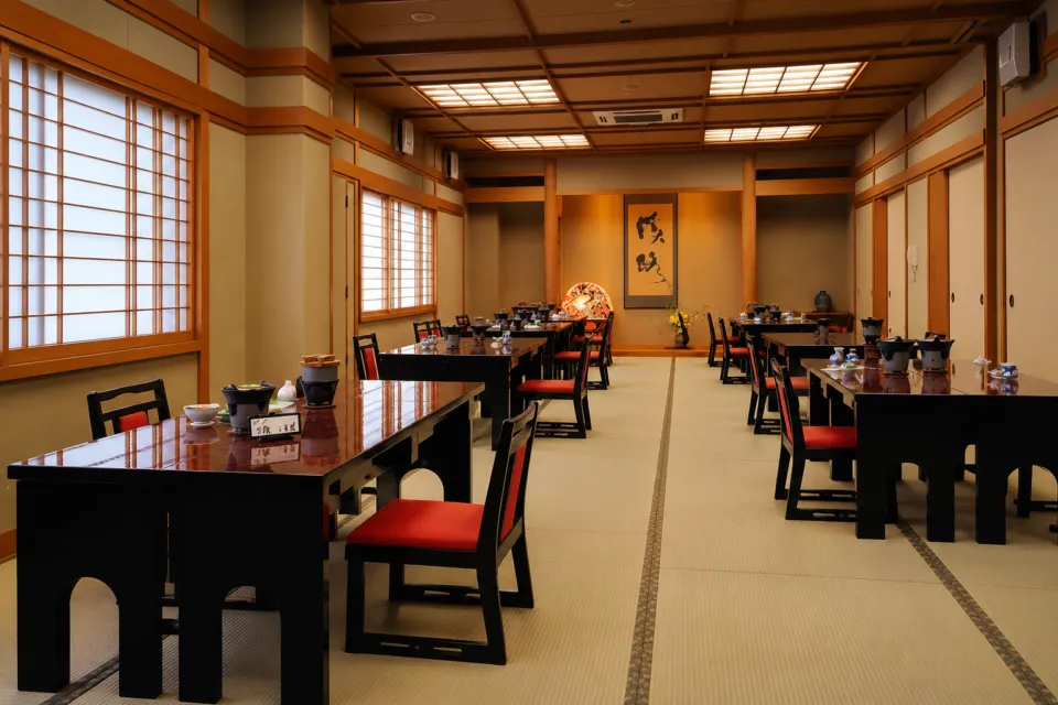 野の花 焼山荘の畳敷きの食事会場