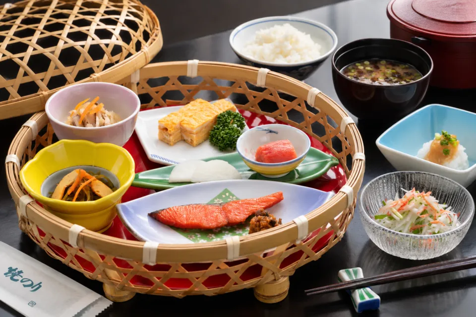 野の花 焼山荘の籠に盛られた朝食膳