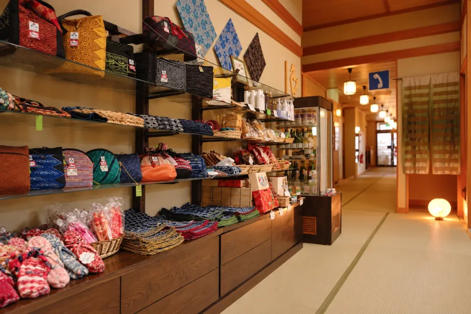 野の花 焼山荘の郷土工芸品を並べた売店