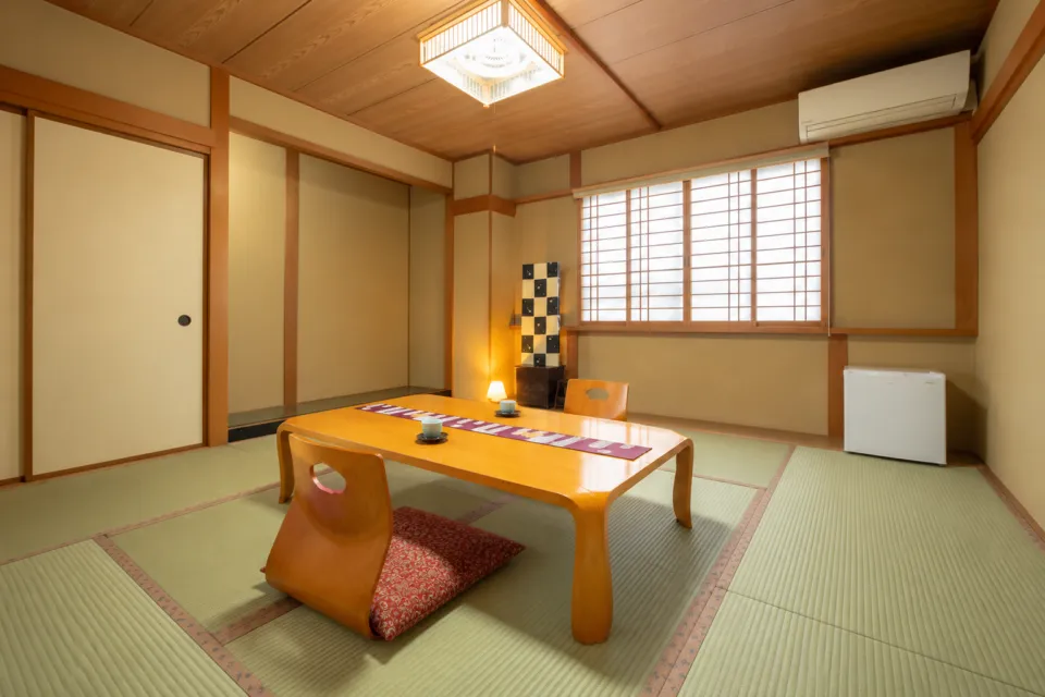 野の花 焼山荘の本館の8畳和室