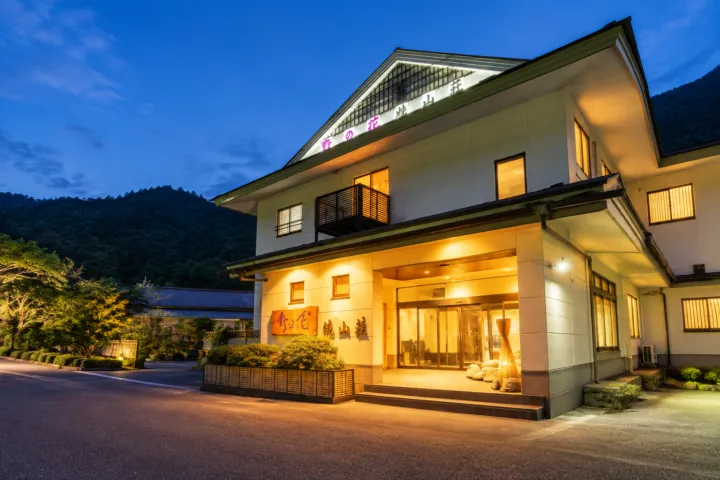 野の花 焼山荘の夜の正面外観