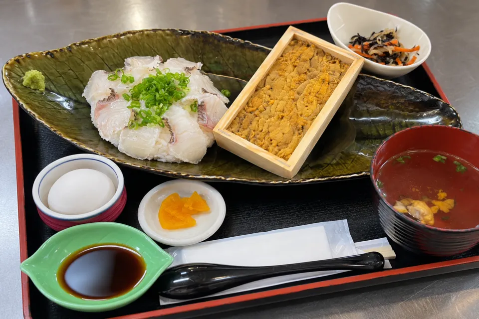 能島水軍の鯛の刺身と板ウニの料理