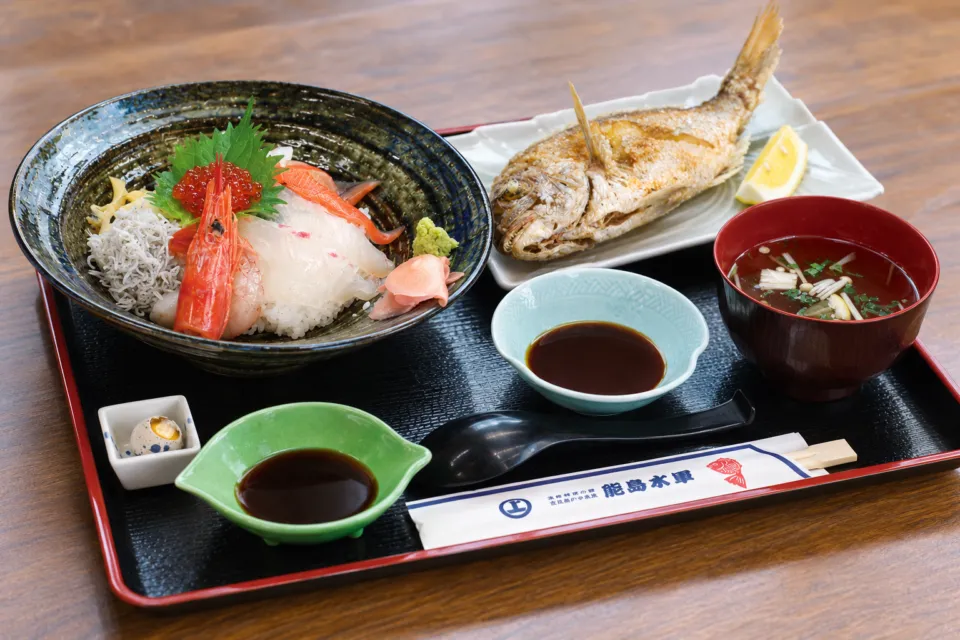能島水軍の海鮮丼と魚の唐揚げのセット