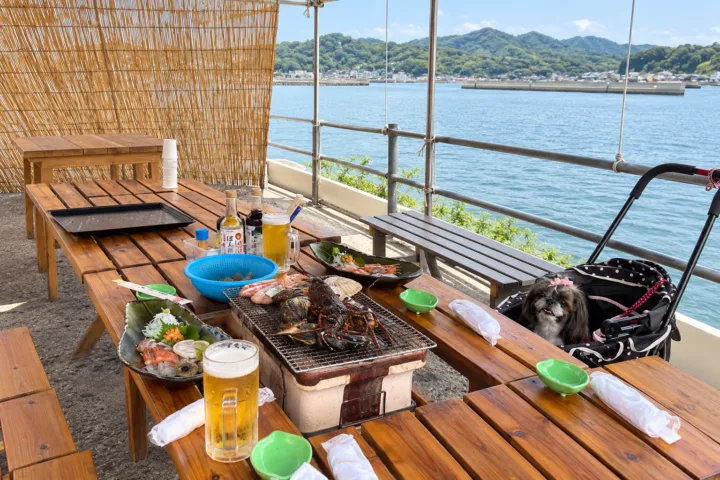 能島水軍のテラスの海鮮料理の食卓