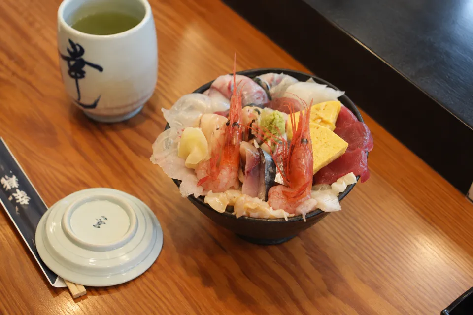 能登前幸寿しのカウンターに置かれた海鮮丼