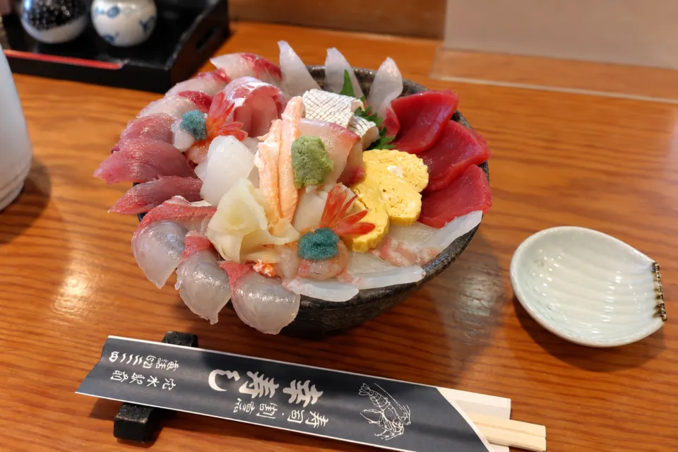 能登前幸寿しの箸を添えた穴水能登丼
