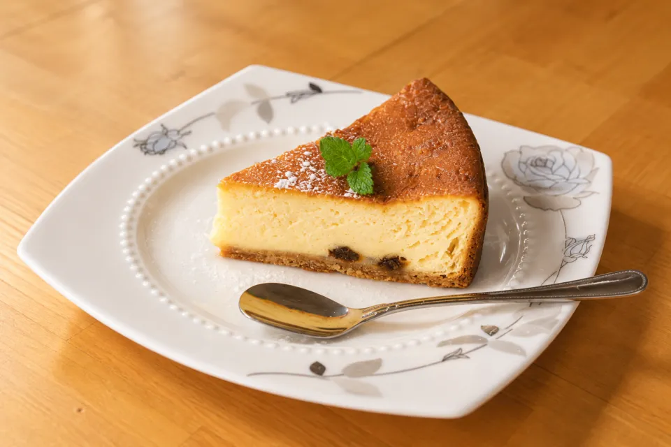 のうき屋米米の皿に盛られたケーキ
