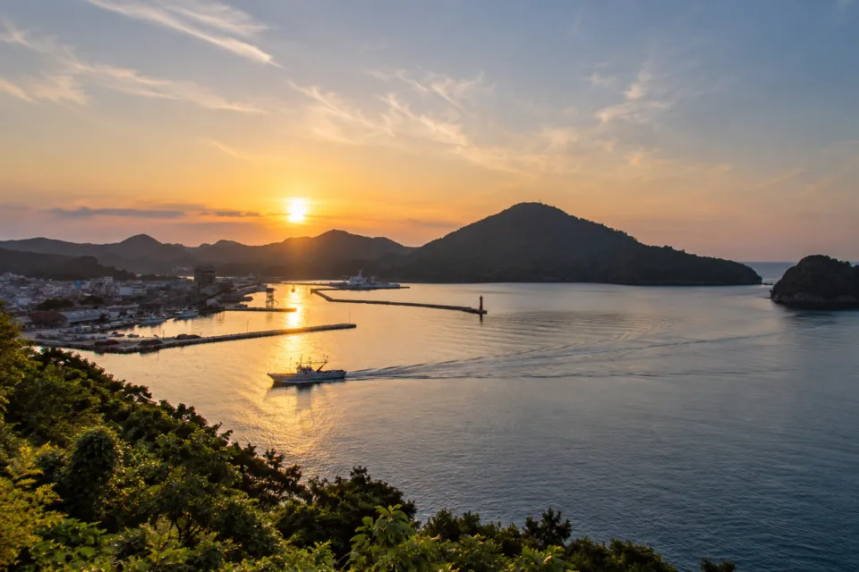 隠岐シーサイド岬の西郷湾に昇る朝日