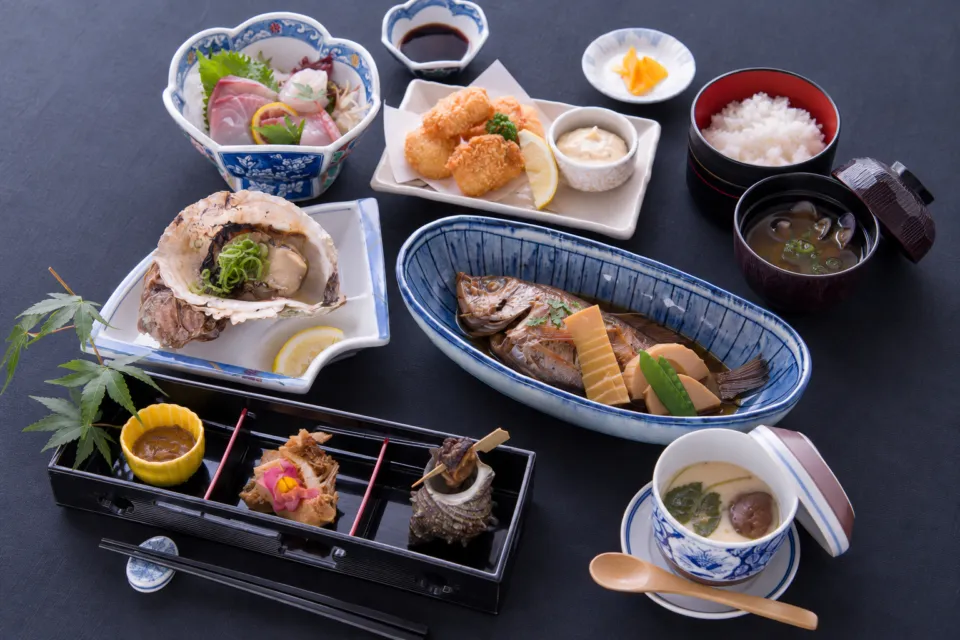 隠岐シーサイド岬の魚介を使った夕食の膳