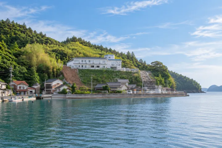 隠岐シーサイド岬の湾越しの建物外観