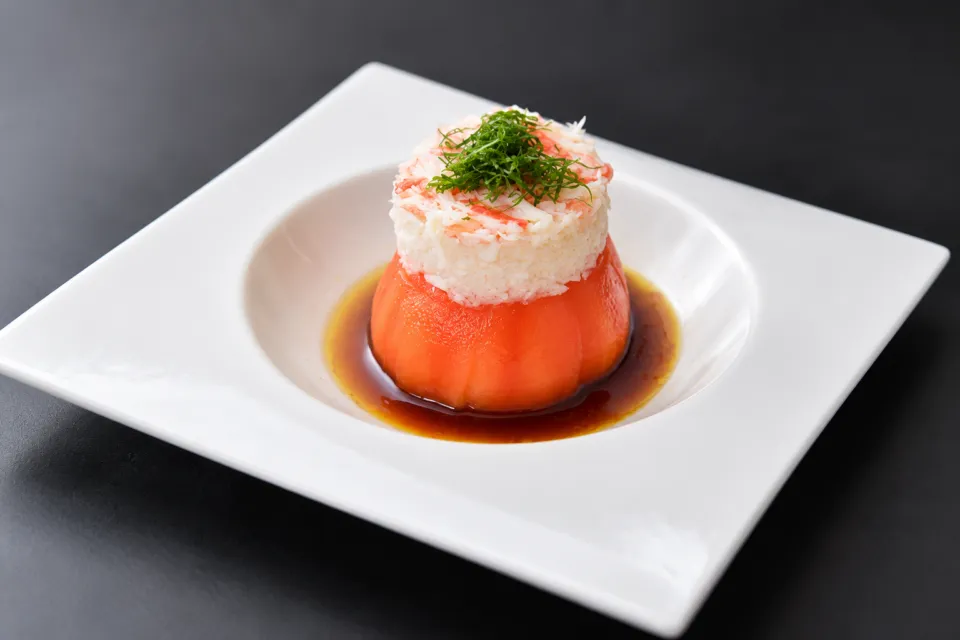 翁 本家のトマトと蟹を盛り付けた料理