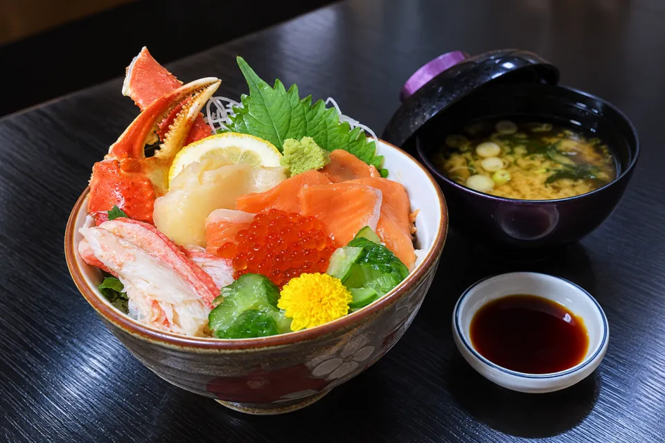 翁 本家の海鮮の丼と汁物