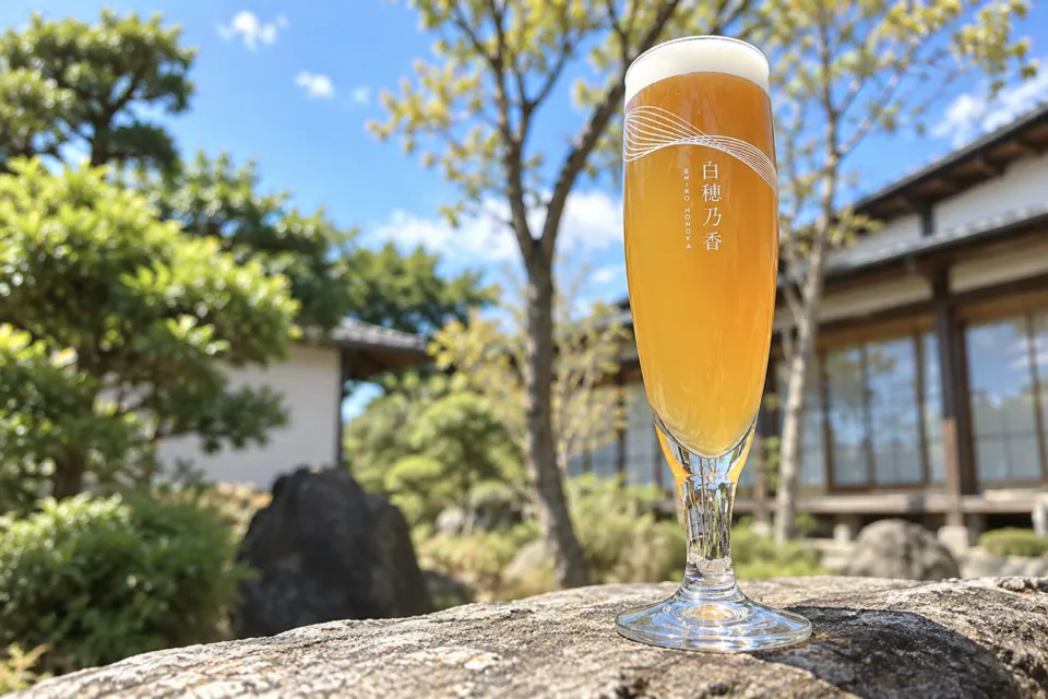翁 本家の庭を背景にしたビールのグラス