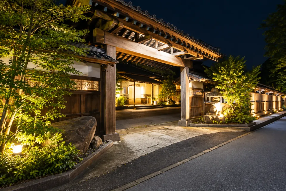 翁 本家の夜の正面入口