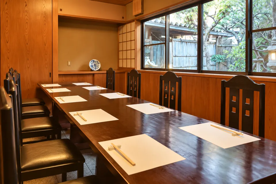 純手打そば奥村本店の窓際にあるテーブル席