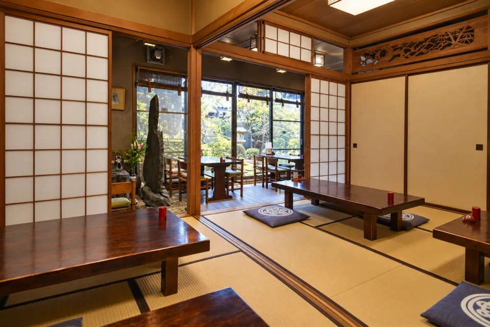 純手打そば奥村本店の座敷席と窓側テーブル