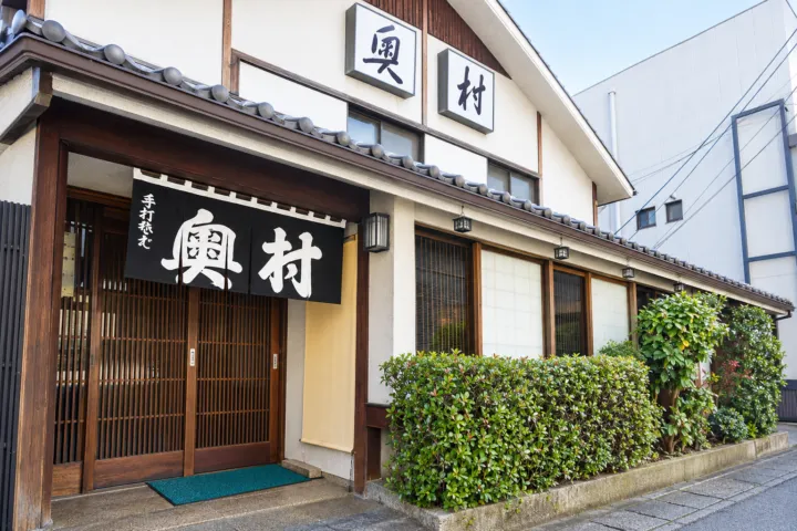純手打そば奥村本店の暖簾が掛かる店舗入口