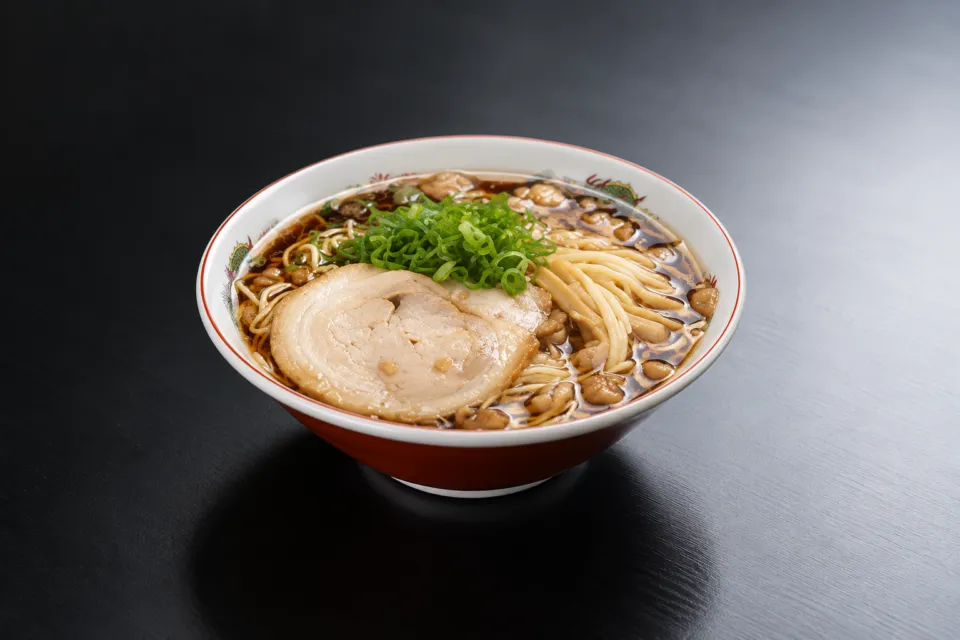 尾道ラーメン たにの背脂とチャーシューをのせた尾道ラーメン
