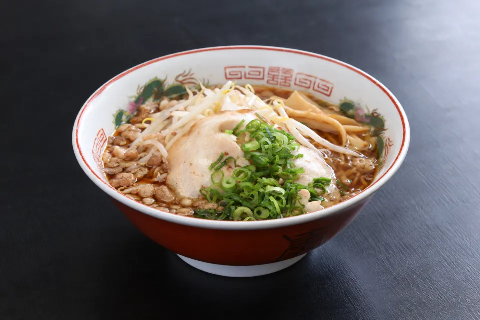 尾道ラーメン たにのもやしをのせたラーメン