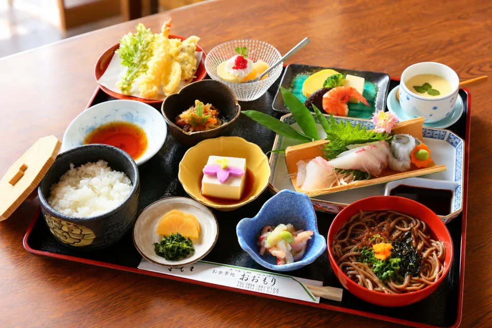 お食事処おおもりの刺身や天ぷらなどを並べた料理膳