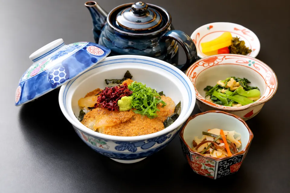 お食事処 鶴形の名物鯛茶漬け