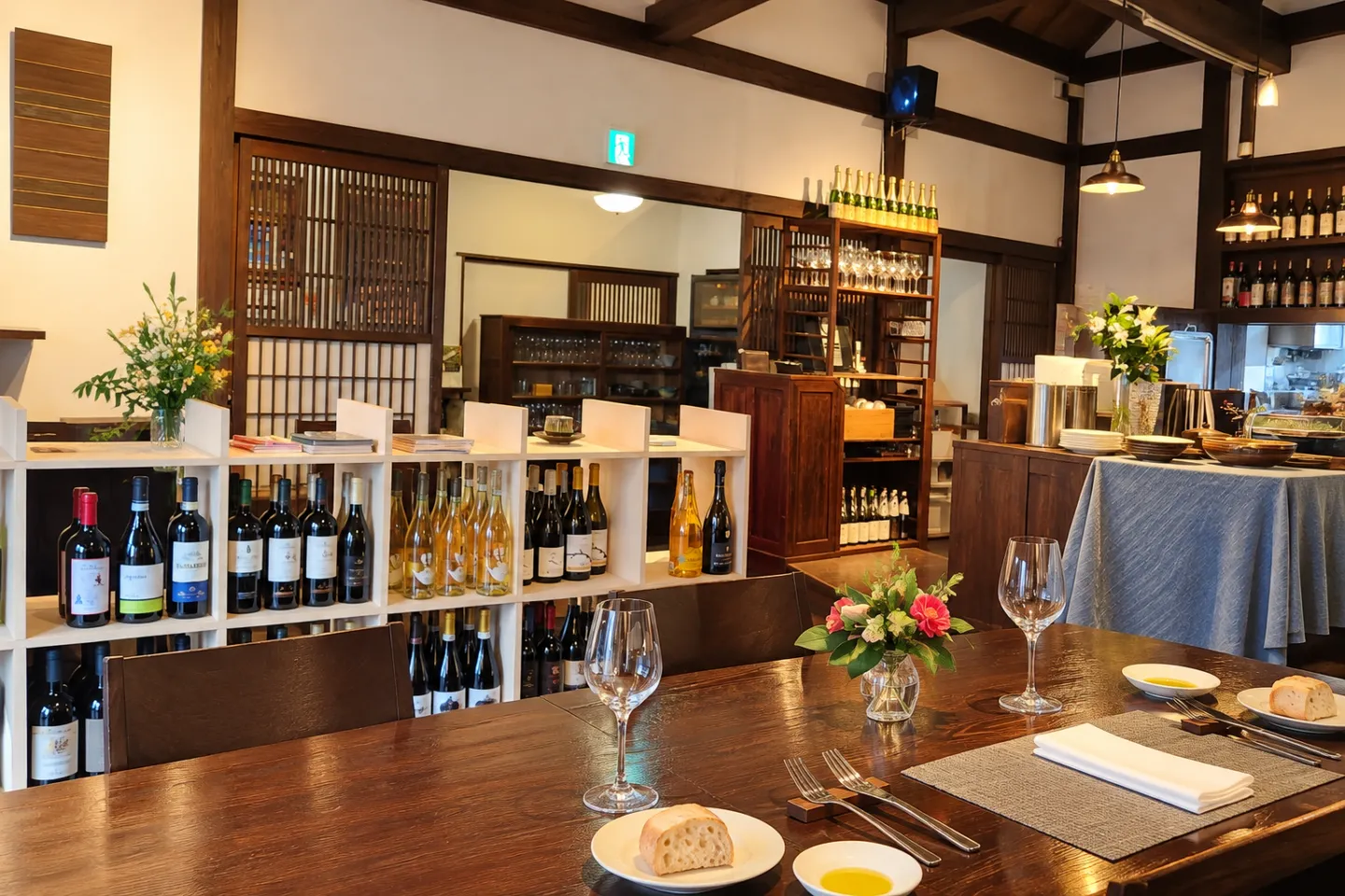 Otto e Sette Oitaの木の梁と棚のある店内