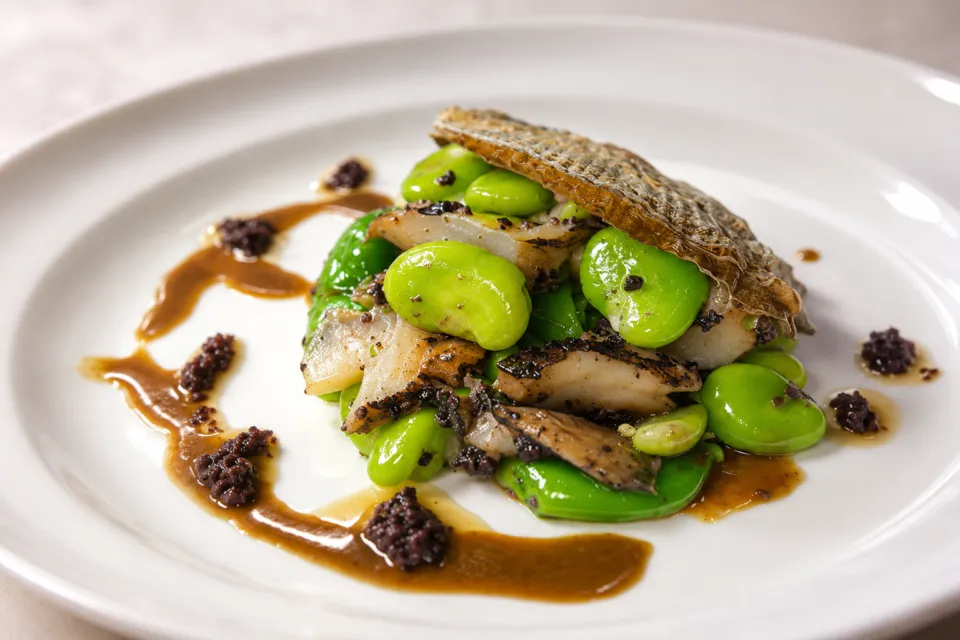 Otto e Sette Oitaの魚と緑の豆の料理