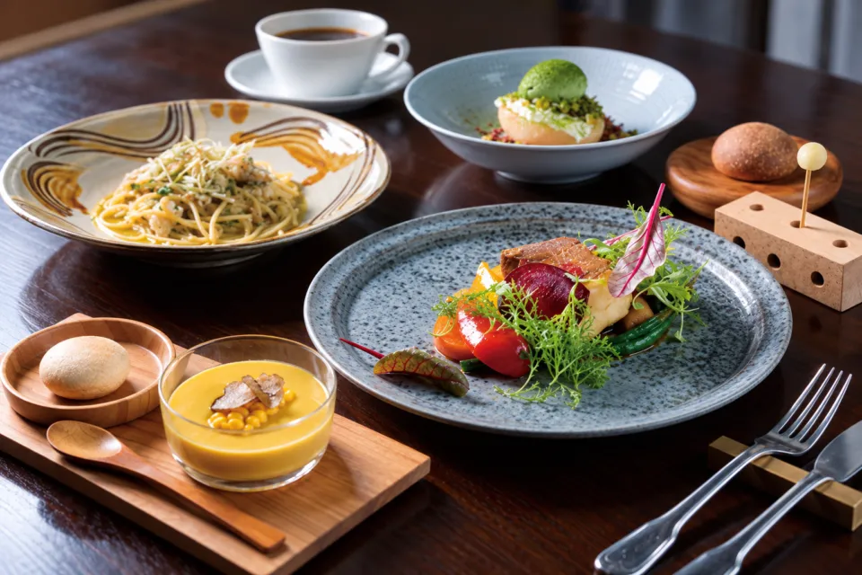 Otto e Sette Oitaのパスタや前菜を並べた料理