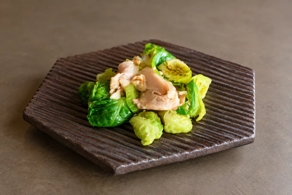 Otto e Sette Oitaの黒い器に盛り付けた野菜を添えた料理