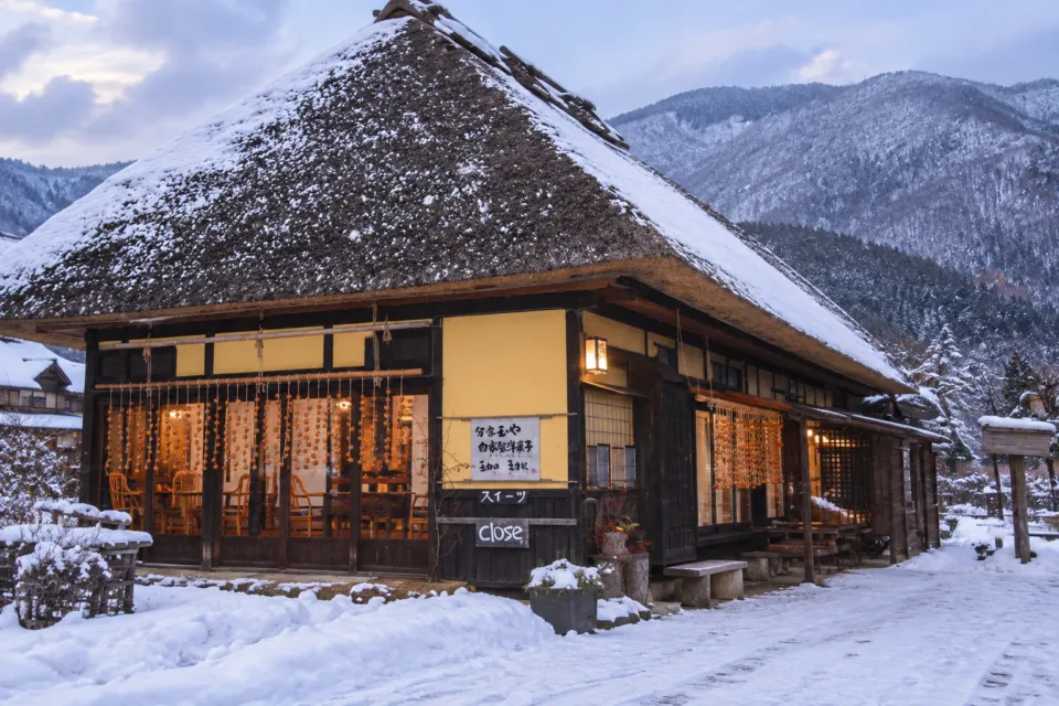 大内宿 分家玉屋の雪の季節の茅葺き屋根の店舗外観