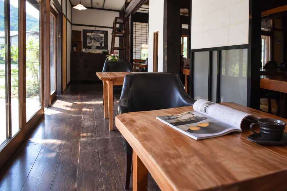 大内宿 分家玉屋の木のテーブルと椅子が並ぶ席