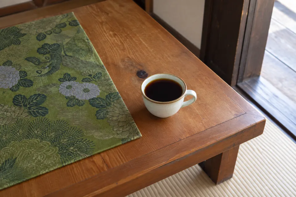 大内宿 分家玉屋の木のテーブルに置かれたコーヒー