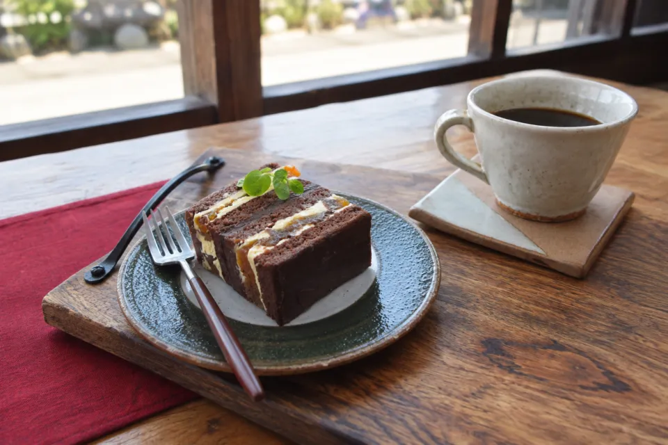 大内宿 分家玉屋の皿に載せたケーキとコーヒー