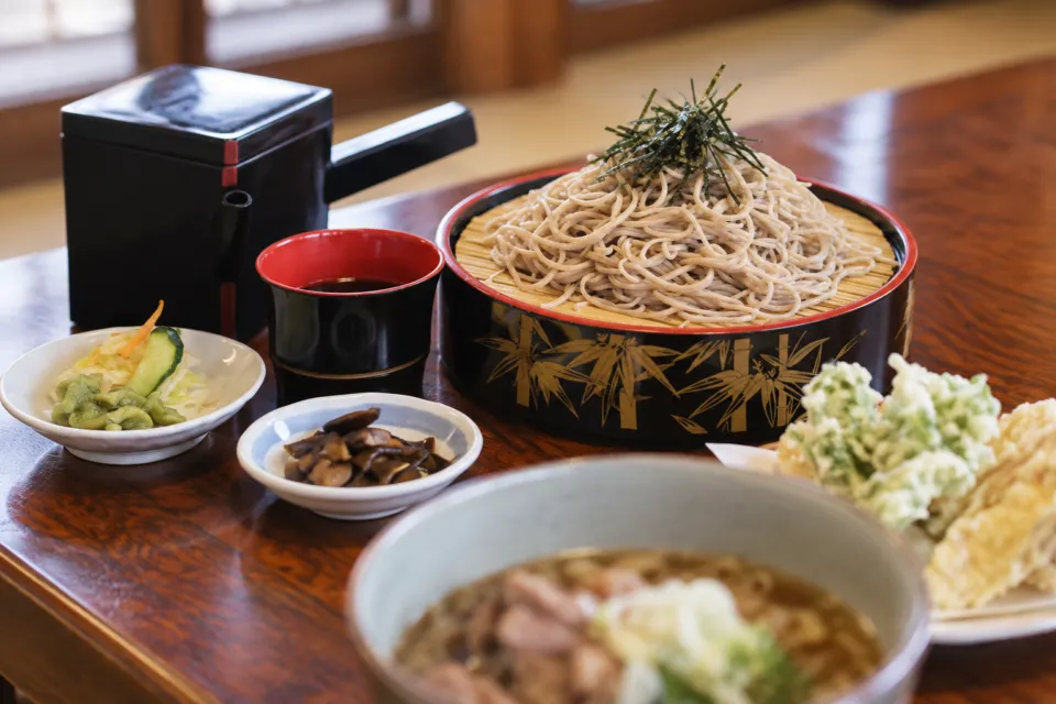 大内宿 味処みなとやのざるそばの食卓