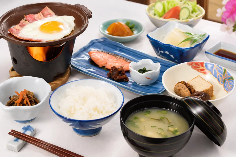 不二やホテルの卓上に並ぶ朝食