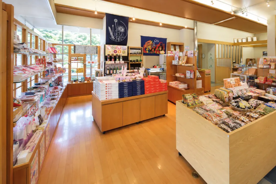 不二やホテルのおみやげ処の商品棚