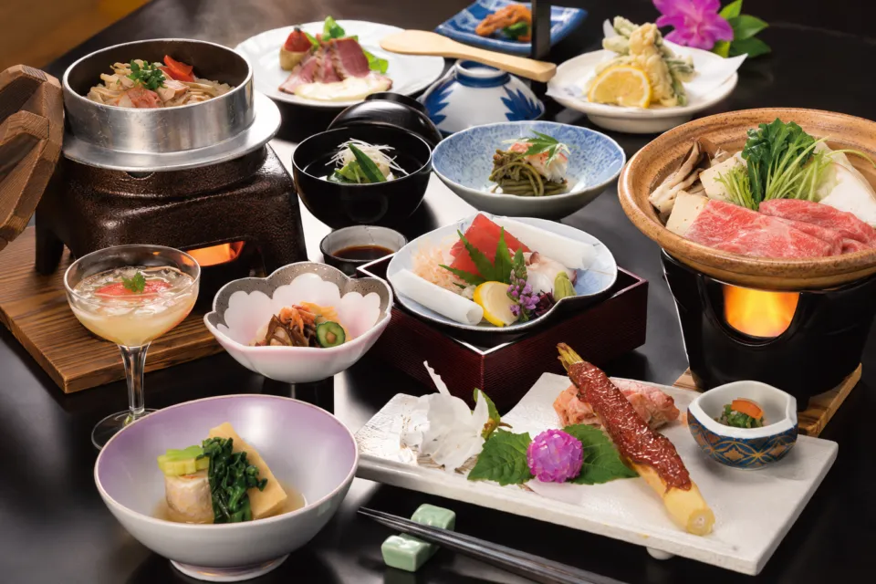 不二やホテルの器に盛られた夕食の料理