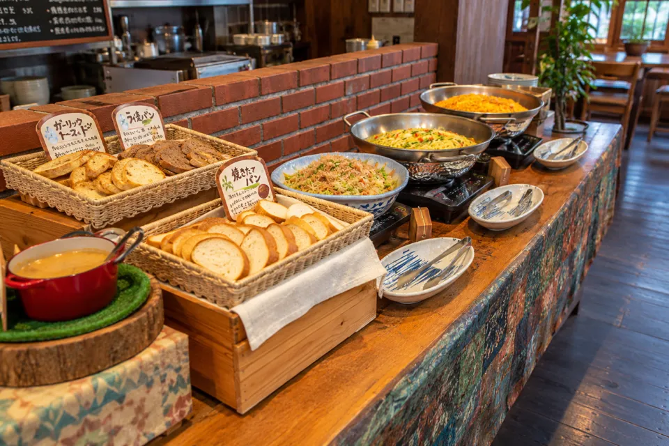 PaPaビアレストランのパスタとパンが並ぶ料理コーナー
