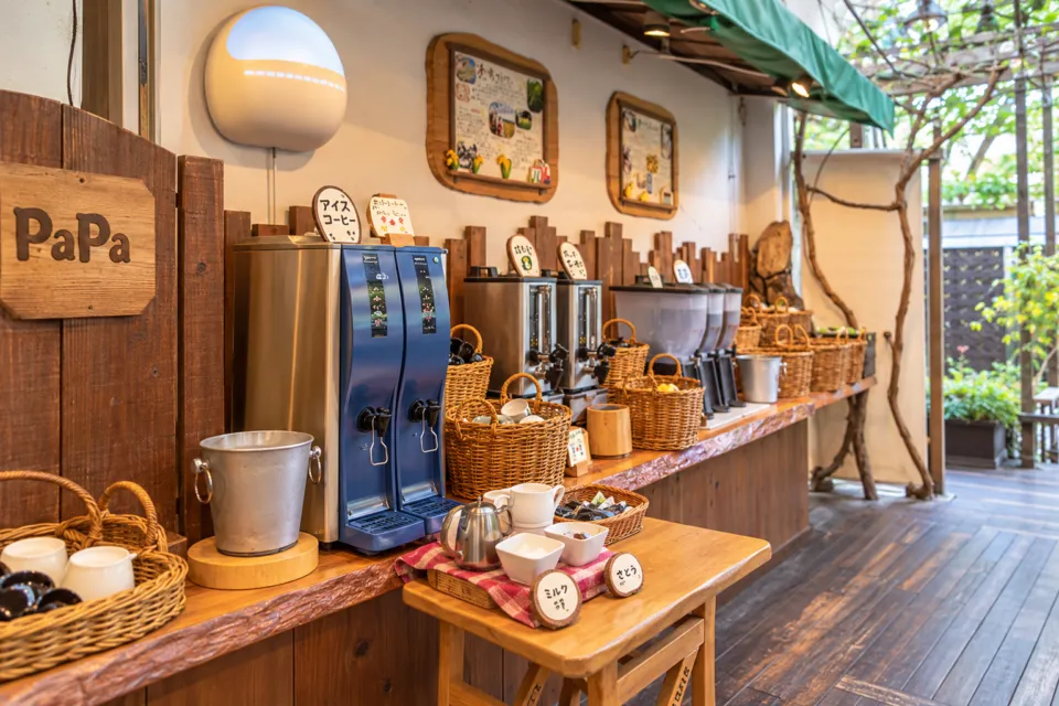 PaPaビアレストランのカップと飲料機器が並ぶドリンクコーナー