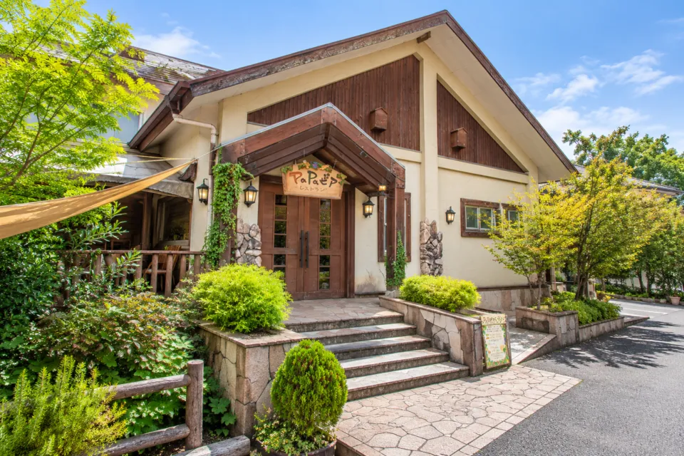 PaPaビアレストランの木の看板がある正面入口