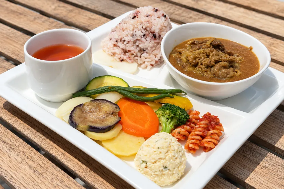 ポカフレールの主菜の小鉢と野菜を盛り合わせたランチプレート