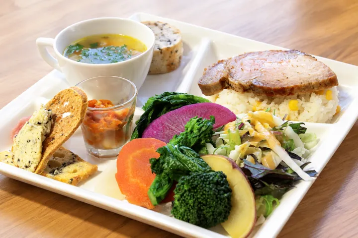ポカフレールの旬の野菜と主菜を盛り付けたワンプレートランチ