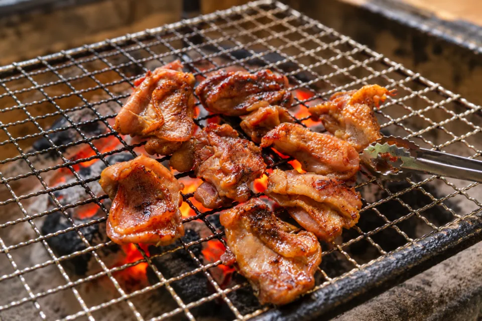 鶏炭火焼 らくだ山の炭火の網で焼く鶏肉