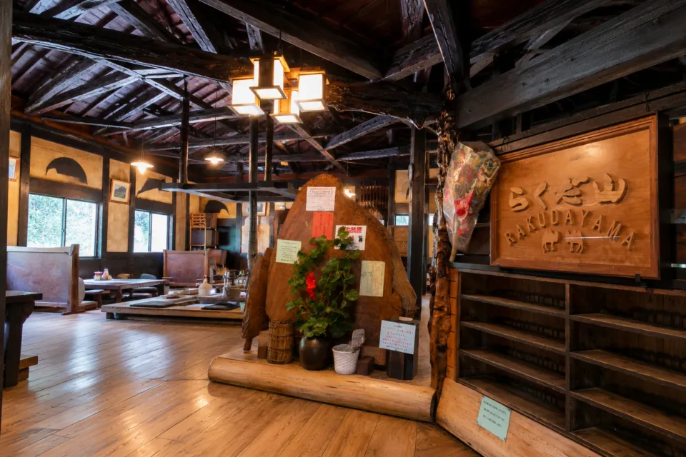 鶏炭火焼 らくだ山の木製の看板と靴箱がある店内入口