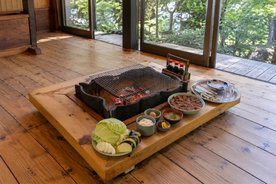 鶏炭火焼 らくだ山の囲炉裏を囲む窓際の席と鶏炭火焼の定食