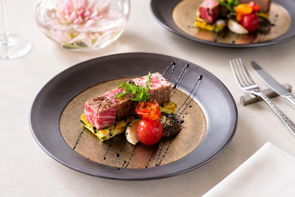 レストラン レアル・ドールの肉料理を盛り付けた皿