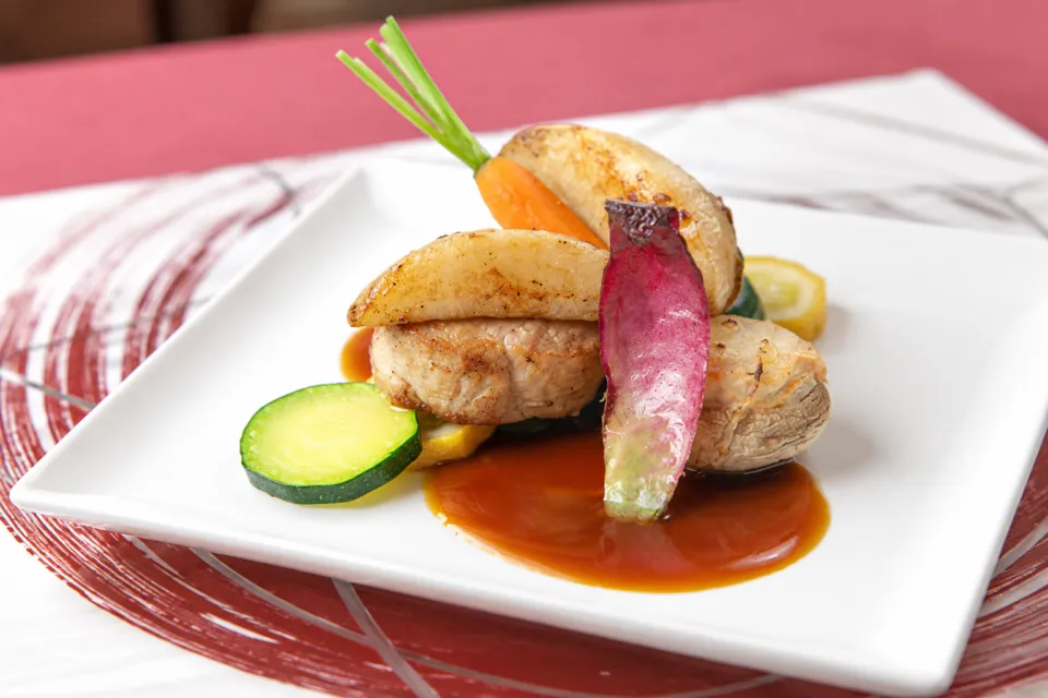 レストラン レアル・ドールの肉料理と彩り野菜